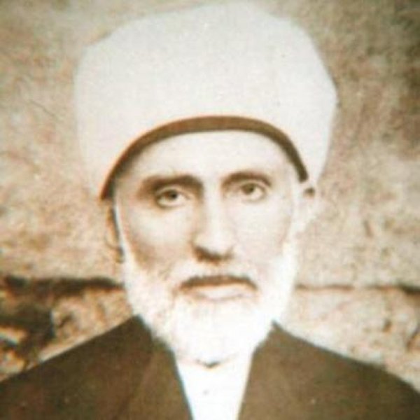 Mustafa Sabri, Osmanlı'nın son döneminde Damat Ferit'in şeyhülislamı olarak görev yaptı. Atatürk için ölüm fermanı hazırladı. 1922'de Mısır'a kaçtı.