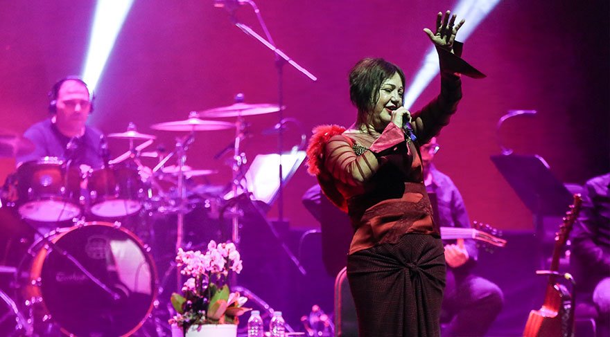 Nazan Öncel merhum eşi Akşit Togay ve Megastar Tarkan’a sahneden seslendi