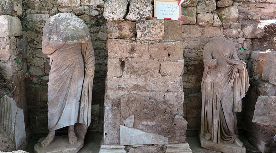 Side’de Roma dönemine ait 8 heykel bulundu