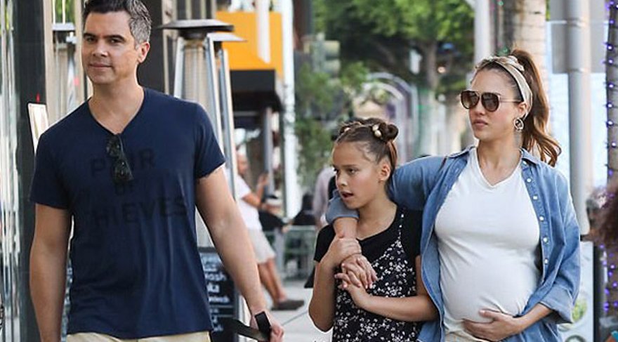 Jessica Alba, ailesiyle birlikte bebek alışverişinde