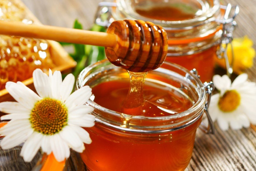 Bal ve limon: Yüksek ateşin ve soğuk algınlığının semptomlarının iyileştirilmesinde bundan daha iyi bir karışım bulamazsınız. Balın içine kestiğiniz limon dilimlerini atın, bekletip tüketin.