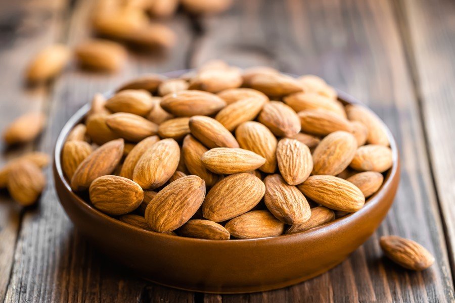 * Riboflavin, manganez ve bakır içeren badem enerjinin artmasını sağlayarak kişinin daha aktif olmasına destek verir.</br>* Diyet lifi açısından zengin olan badem kolon kanserinin oluşmasını önler.
