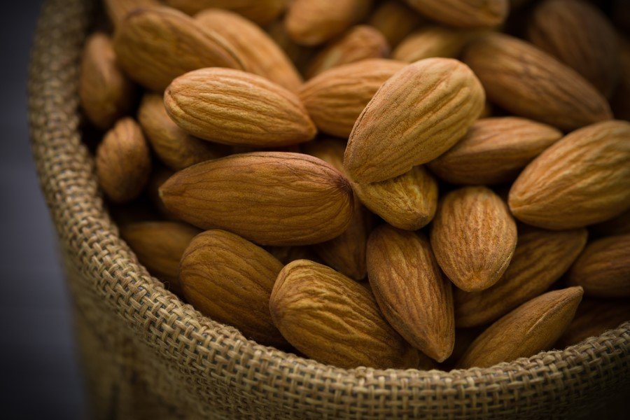 * E vitamini açısından zengin olan badem antioksidan içerdiğinden kalp sağlığını önemli ölçüde korur. Magnezyum, folik asit bulunması kalp hastalıklarından bünyeyi korur ve arterlerde leke oluşumuna engel olur.