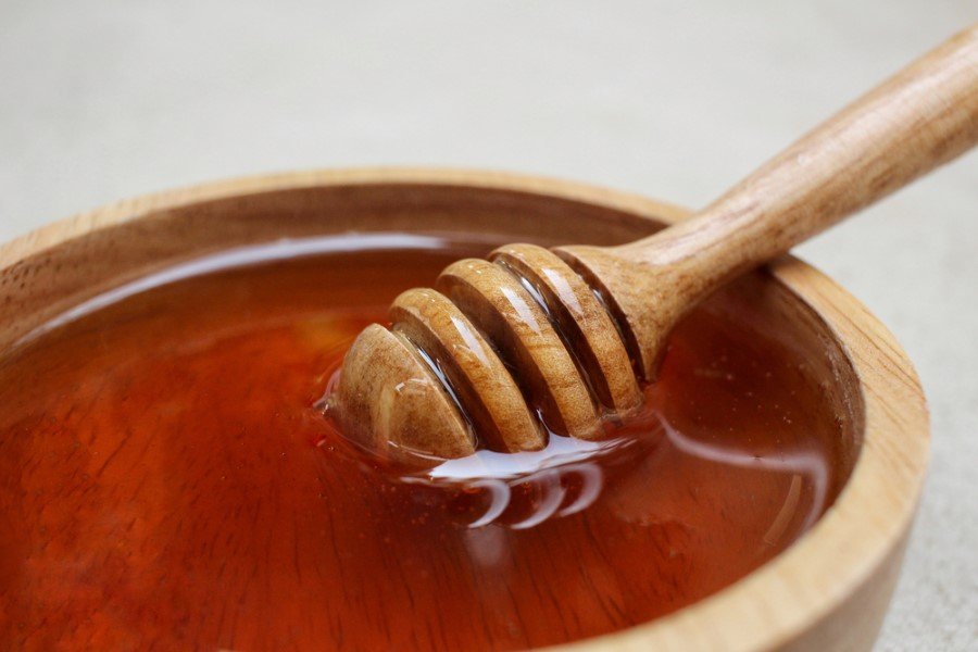 Bal ve yumurta akı: Bal ve zengin protein kaynağı yumurta akıyla hazırlayacağınız bir maske saçlarını besleyecek ve onları yenileyecektir.