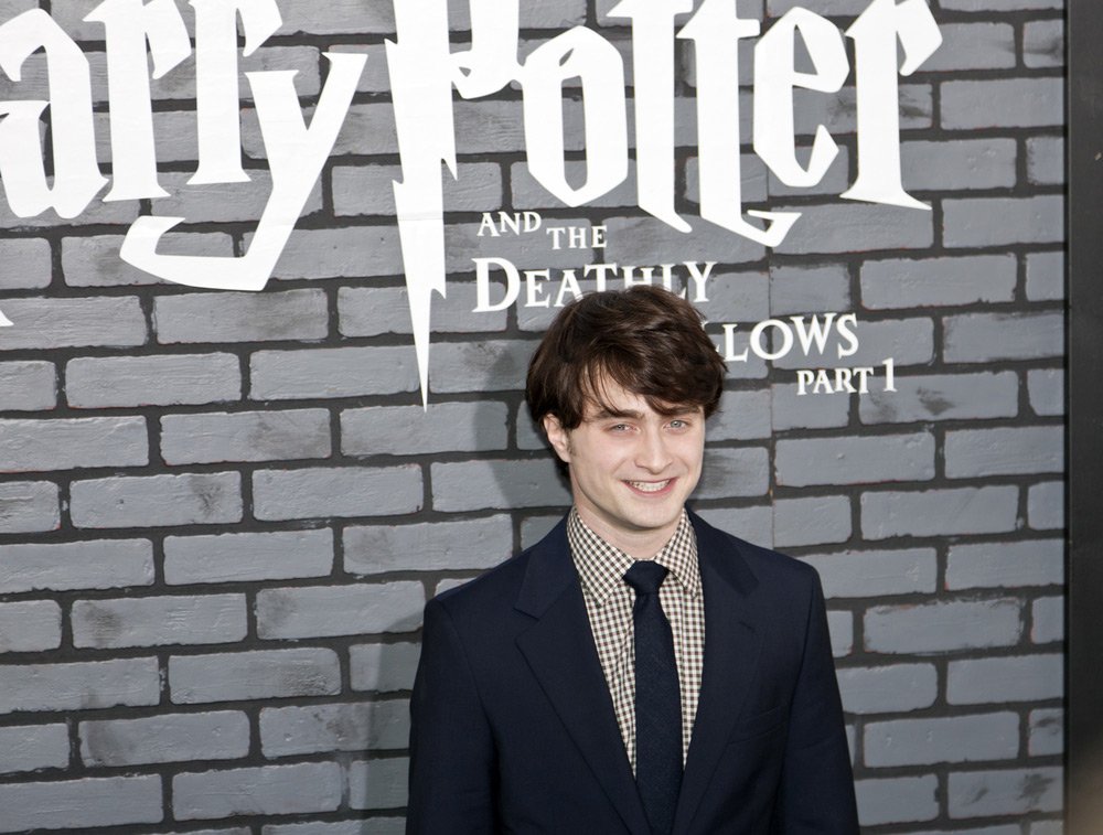 Milyonlarca kişi tarafından beğeniyle izlenen filmlerde Harry Potter karakterine Daniel Radcliffe hayat verdi.