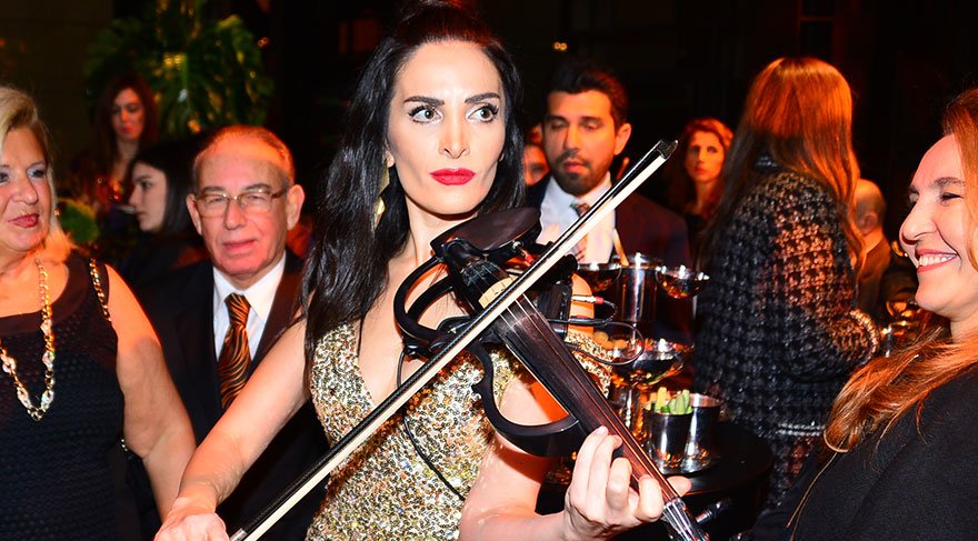 Türk kemancı Tavilson’dan su altında performans