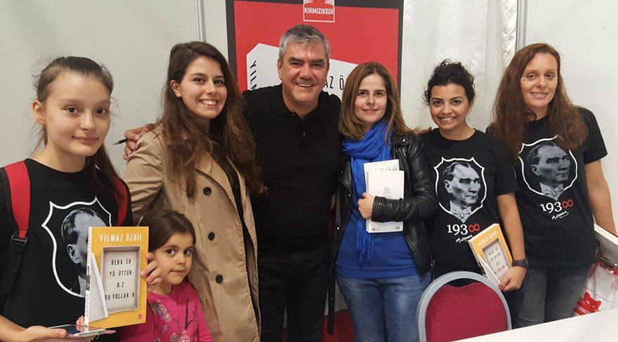 TÜYAP’ta ‘Sen Kimsin’ günü! Yılmaz Özdil okurlarıyla buluştu