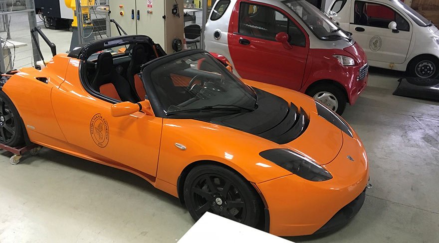 Ağaoğlu’nun hibe ettiği Tesla otoparkta çürüyor