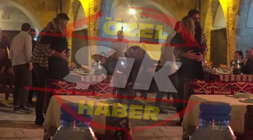 Aşk sarhoşu Erhan Çelik, yeni sevgilisiyle halayın tadını çıkardı