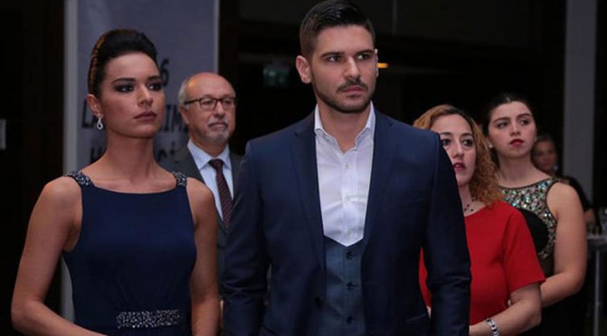 Şafak Pekdemir, başrollerini Tolgahan Sayışman ve Amine Gülşe'nin paylaştığı 'Asla Vazgeçmem' ile izleyici karşısına çıkmıştı.