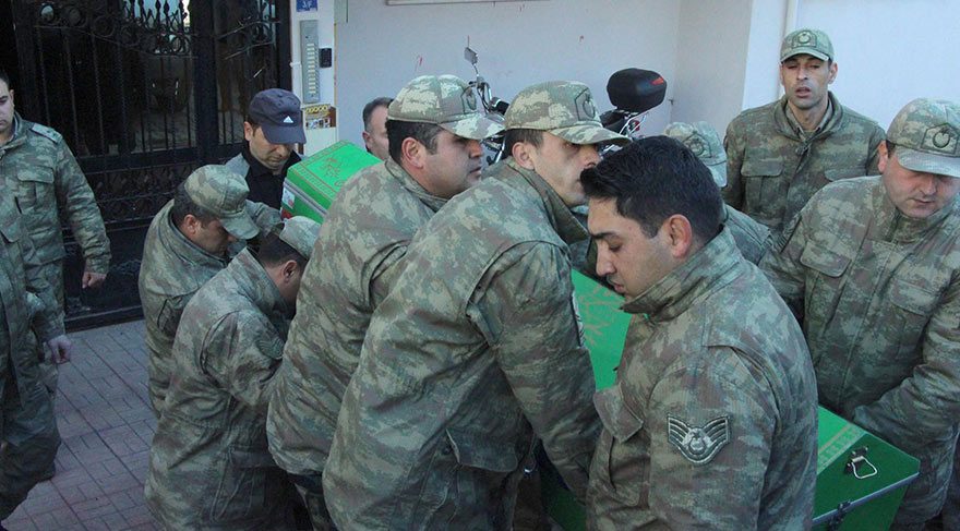 Sanatçı Eduardo Srur tarafından yapılan dev ayak heykeli, Brezilya'nın São Paulo şehrinin batı bölgesi olan Largo da Batata'ya yerleştirildi.