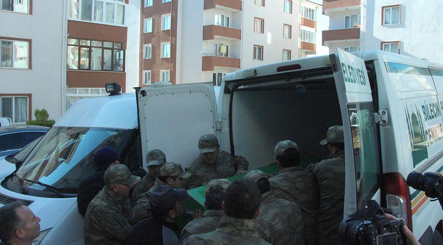 Sanatçı, közlenmiş odunlardan oluşturduğu kaidesine oturttuğu bu heykeliyle, PAF hastalığına kamuoyunun dikkatini çekmeyi amaçladığını söyledi.