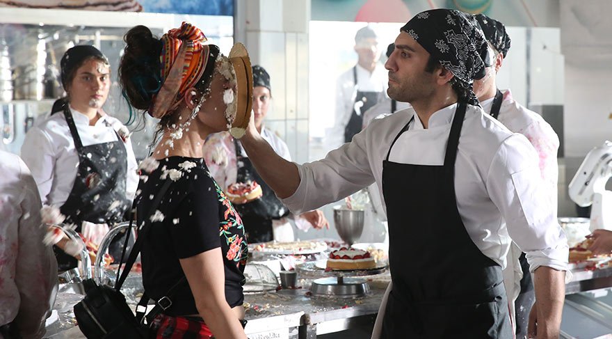 İki aşık bir anlaşma yapar; eğer beş yıl sonra ikisi de bekarsa evleneceklerdir.