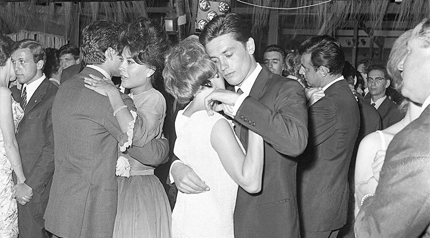 alain-delon-ve-romy-schneider-brigadoon-restoranda-dans-ederken