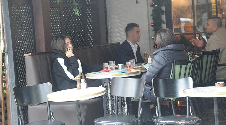 Neslihan Atagül, telefonu bir an olsun elinden bırakmadı