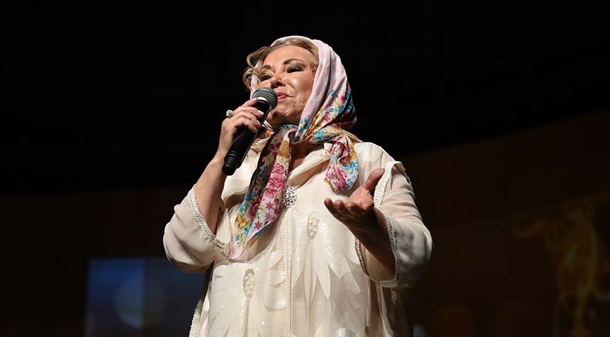 Bedia Akartürk’e kabak sürprizi