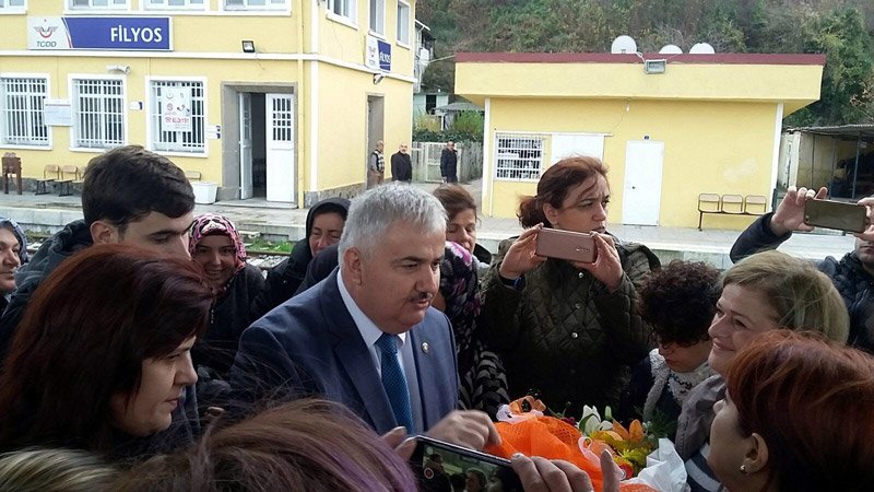 FOTO:DHA - Belediye Başkanı kadınlardan özür diledi.