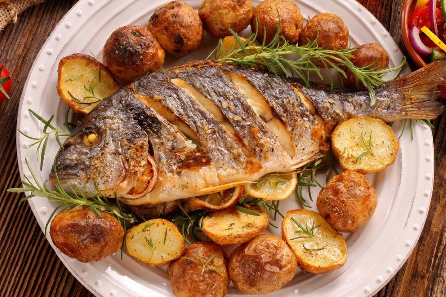 Balık: Uzun, “Balık başta olmak üzere deniz ürünlerinde bulunan protein, çok sayıda vitamin ve mineral, Omega 3 yağ asitleri diğer besinlere nazaran oldukça yüksek seviyededir. Ancak bazı dip balıklarında sıklıkla karşılaştığımız yüksek cıva seviyesine dikkat etmek gerekiyor. Cıva, insan vücuduna girdiği andan itibaren hasar bırakmaya başlayan bir ağır metal. Beyin ve beyin hücrelerinde bıraktığı hasarlar sonucunda Alzheimer, epilepsi, Parkinson ve kronik olarak yorgunluk sendromuna rastlanıyor. Cıva ayrıca merkezi sinir sistemine ve beyin fonksiyonlarına ciddi hasar da verebiliyor. Cıva seviyesinin yüksekliği ile ilgili basit bir ipucu da verelim: Bir balık ne kadar büyükse o kadar uzun süre yaşamış ve aynı oranda fazla cıva barındırıyor demektir. İkinci tüyo ise bir balığın dip balığı olup olmadığıdır.