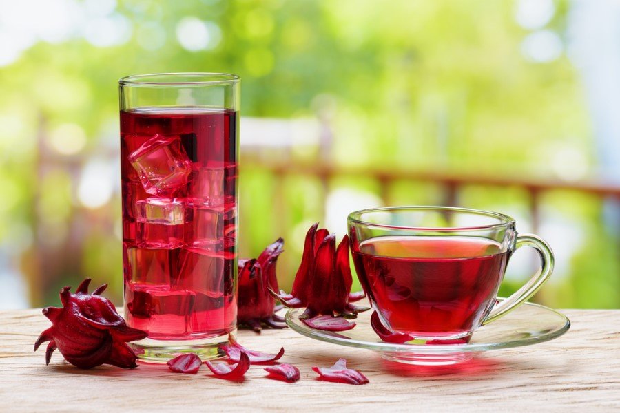 Hibiskus: Ülkemizde hibiskus çayı sıcak olarak demlenip ılık olarak tüketilen, oldukça faydalı bir bitki çayı. Yüksek C vitamini içeriğiyle bağışıklık sistemini güçlendirdiği ve kolesterole iyi geldiği de biliniyor.