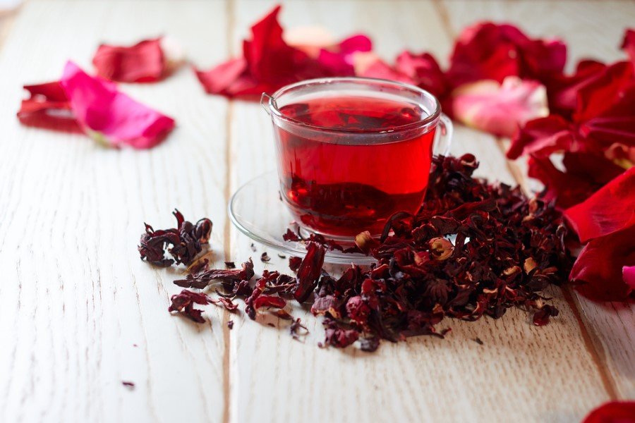 “Düşüğe yol açabilen etken maddeler içermesi nedeniyle hamilelik süresince hiçbir şekilde hibiskus çayı içilmemesi gerekiyor! Aynı şekilde emzirme döneminde olan annelerin sütünde bulunan etken maddeler, bağışıklık sistemi henüz gelişmemiş bebeklere geçtiği için emziren annelerin de hibiskus çayı içmemesi gerek.