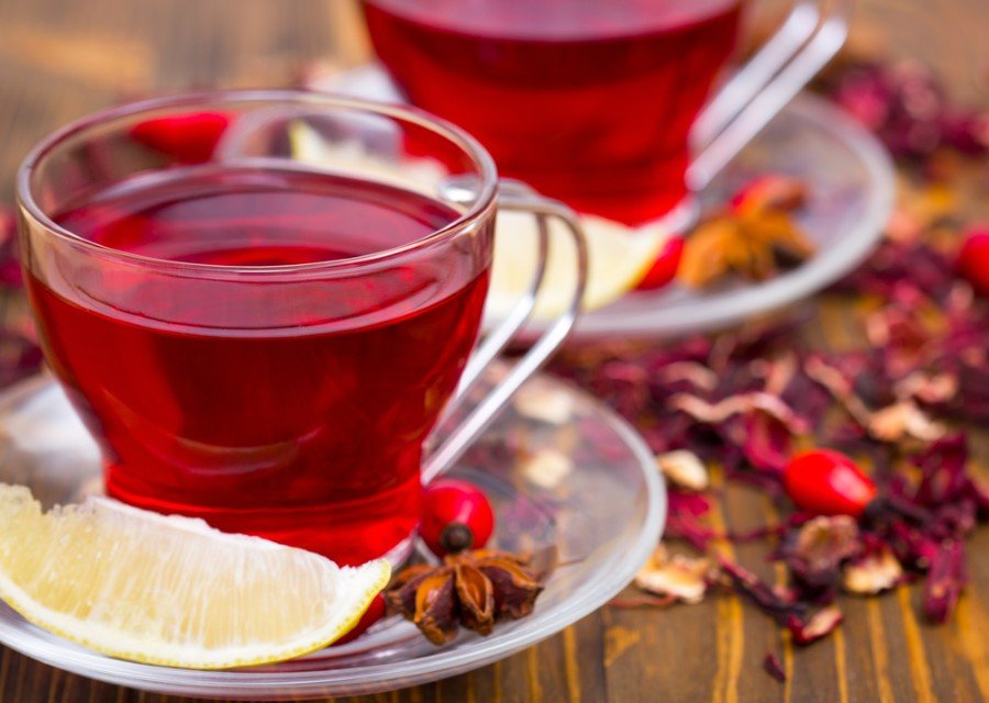 Üçüncü olarak hibiskus çayındaki maddeler düzenli olarak tansiyon hapları kullanan hastalar için de sakıncalı. Hibiskus çayı ile tansiyon haplarının ters etkileşim oluşturması halinde hasta risk altına girer. Bu nedenle sürekli hap kullanan hastaların da hibiskus çayı içmemesi gerekir.”
