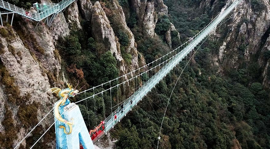 Çin’deki cam köprü açıldı
