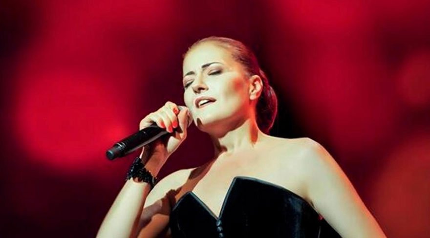 Candan Erçetin’den göz dolduran performans!
