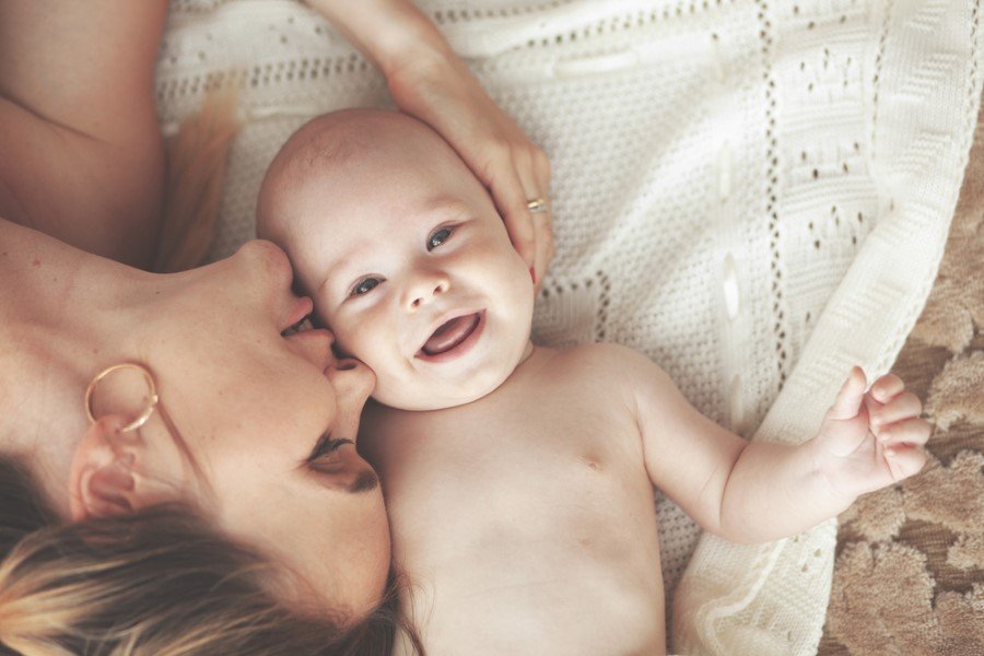 Bunun yanı sıra, çocuk genital bölgesinden öpülmez. Bu, mahremiyet hissi kazanabilmesi ve tacizden korunabilmesi için gerekliliktir.