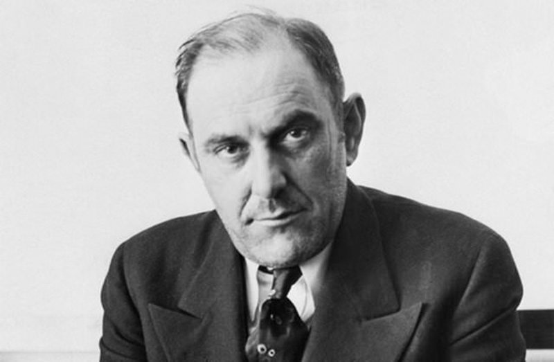 Victor Lustig - (1890-1947): ABD ve Avrupa'da yaptığı dolandırıcılık suçlarından dolayı tutuklanıp ünlü Amerikan hapishanesi Alkatraz'a gönderildi. Eiffel kulesini hurdacıya satmakla ünlenen Lustig ayrıca para basma makinesi satışıyla da birçok insanı dolandırmış. Lustig'in en bilinen dolandırıcılık numaralarından biri de 30 dolara sattığı, sahte dolar baskı makinesi.