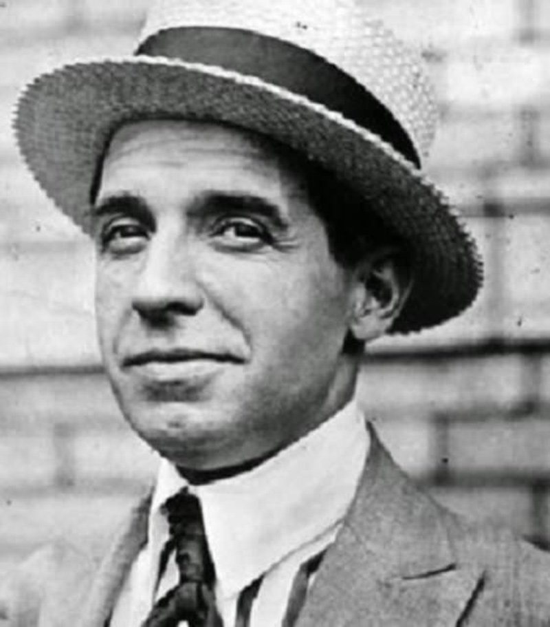 Charles Ponzi - (1882-1949): Kurduğu saadet zinciri sayesinde milyon dolarlar kazandı. Hapis cezasını tamamladıktan sonra batık tahvilleri yatırımcılara satarak dolandıran Ponzi, ABD hükümeti tarafından İtalya'ya iade ediliyor. 1949 yılında ölen Ponzi, İtalya'da Musolini'ye finansal danışmanlık yapıyor.