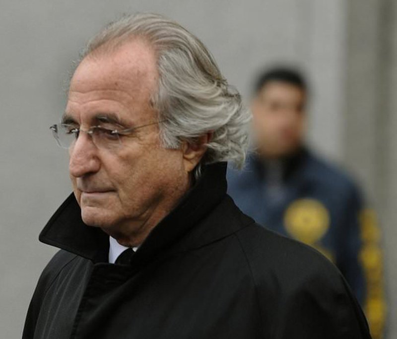 Bernie Madoff1938 da doğdu. NASDAQ Borsasının eski yönetim kurulu başkanı. 1970 te kurduğu şirketle 50 milyar dolarlık Wall Street tarihinin en büyük dolandırıcılık ve yolsuzluğuna imza attı. 2008-2009 yıllarında " Ponzi Oyunu" olarak adlandırılan saadet zinciri ile, ünlü yönetmenler, bankalar ve hükümet adamlarının da yer aldığı müşterilerini dolandıran Bernie Madoff için yargıçlar; yolsuzluk, yalan beyan, sosyal yardım sandıklarından hırsızlık, ABD Sermaye Piyasası Kurulu'na (SEC) sahte evrak vermek ve uluslararası kara para aklama olmak üzere 11 ayrı suçtan dolayı 150 yıl hapis cezası verdiler. Bu olayla ilgili çocuklarının hepsine 10-12 yıl arasında cezalar verdiler.