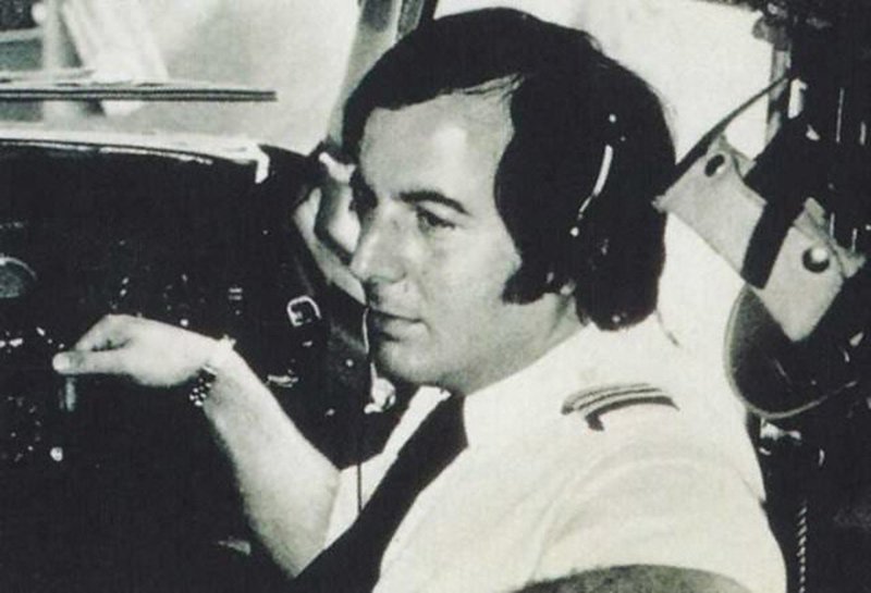 Frank Abagnale, Jr. - (1948 - Hala Yaşamakta)16 yaşındayken 'Pan American World Airways' isimli havayolu şirketinin üniformasını çaldıktan sonra bir pilot olduğunu iddia ederek 26 ülkeye bedava uçuş gerçekleştirmiş ve bu sırada 2.5 milyon dolarlık sahte çekleri bozdurmayı başarmıştı. Pilotluktan sıkıldıktan sonra başka bir kimlikle doktorluk yapmaya başlamış ve daha sonra kendisini bir hukuk müşaviri olarak tanıtarak bir dizi dolandırıcılığa daha imza atmıştı. Şimdilerde FBI'a ve özel şirketlere dolandırıcılığın önlenmesi üzerine danışmanlık hizmeti vermektedir.