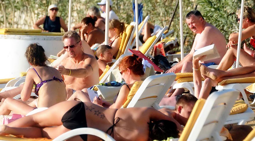 Güneşli havayı gören turistler denize koştu