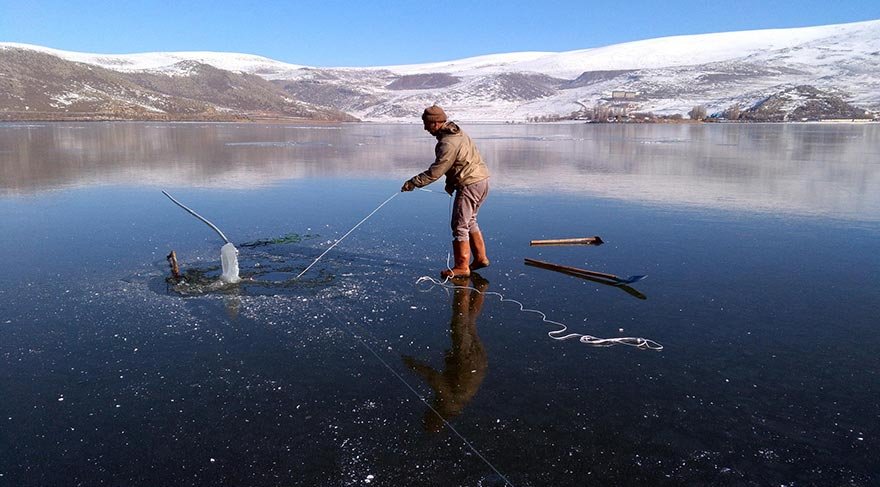 Eskimo usulü balık avlıyorlar