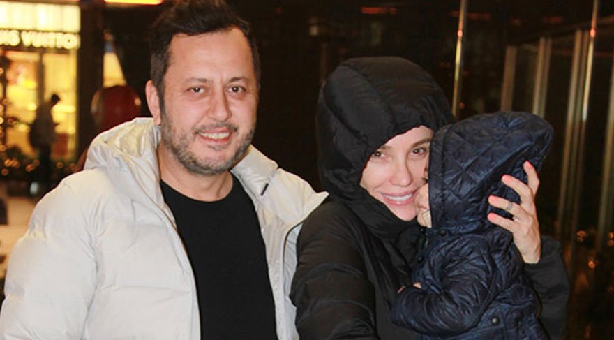 Yanağını annesinin yanağından ayırmadı