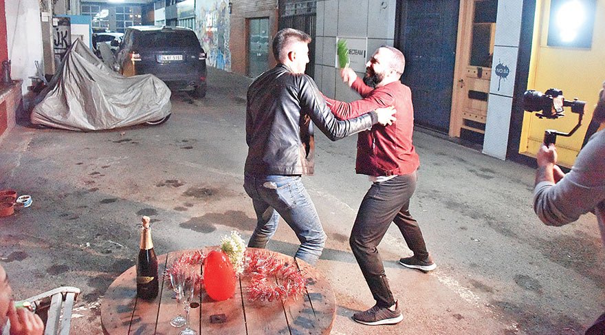 Sokak ortasında adam dövdü