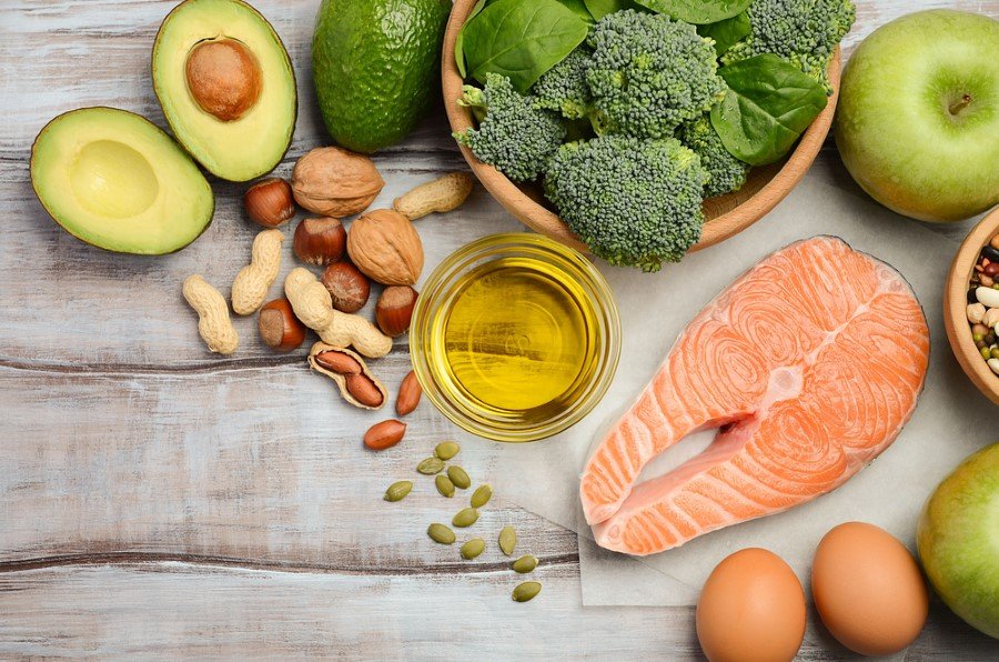 Besleyici Şeyler Yiyin: Çalışmalar, özellikle omega-3 yağ asitlerinin, gün içinde bir çöküş yaşamaktan kaçınmak için mükemmel olduğunu söylüyor. Omega-3, ruhsal durumu ve beyin işlevlerini düzenliyor.