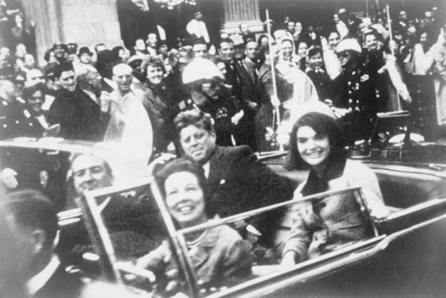 John F. Kennedy Suikastı: ABD Başkanlarından John F. Kennedy'nin öldürülmesi tarihteki önemli gizemli olaylar arasında. Cinayetin nasıl gerçekleştirildiği bilinse de kimler tarafından yapıldığı, arkasındaki asıl gücün kim olduğu hiçbir zaman tam olarak açıklığa kavuşmadı. İsrail'in nükleer programına karşı olması nedeniyle İsrail Gizli Servisi Mossad'ın bu suikasti düzenlediğinden tutun da FBI, CIA ve Pentegon'un ortak planı olduğuna kadar birçok iddia ortaya atıldı. Kaynak: Muhtemelen hiç çözülemeyecek beş gizemli olay