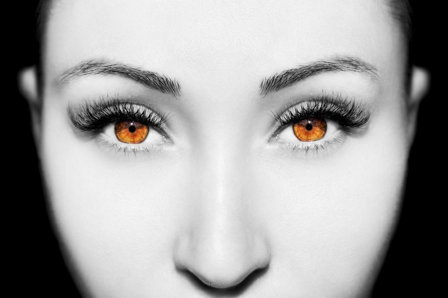 Chronobiology dergisinde yapılan bir araştırma; kahverengi gözlü kişilerin genellikle açık renk gözlü insanlara göre iki saat daha az uyuduğunu ve uyku döngülerinin daha zayıf olduğunu ortaya koydu. Kahverengi gözlü insanlar genellikle sabah kalkarken zorlanırlar.