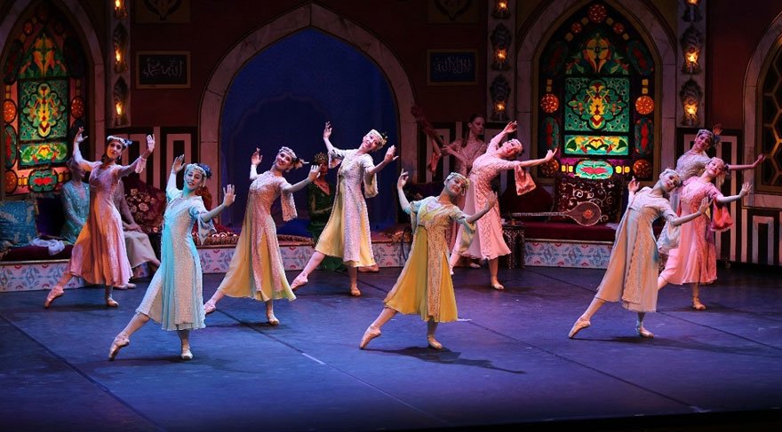 Harem operaseverlerin karşısına çıkıyor