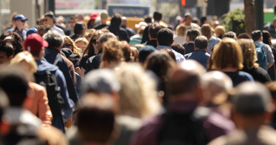 Dünya en fazla kaç tane insanı barındırabilir? İnsan nüfusu için bir limit var mı?</br>Bazı bilim insanları dünyanın bu konuda bir limiti olduğunu düşünürken, diğerleri buna katılmıyor. Limit olduğunu söyleyenler, bunun 10 milyar insana karşılık geldiğini belirtiyor. Bunlardan biri Harvard Üniversitesi sosyobiyologlarından Edward Wilson. Wilson, gezegenimizin sunduğu kaynakları ne hızla tükettiğimizden yol çıkarak, dengenin bozulacağı bir nokta olacağını, onu aştığımızda dünyanın destekleyebileceği maksimum insan sayısına varmış olacağımızı söylüyor.