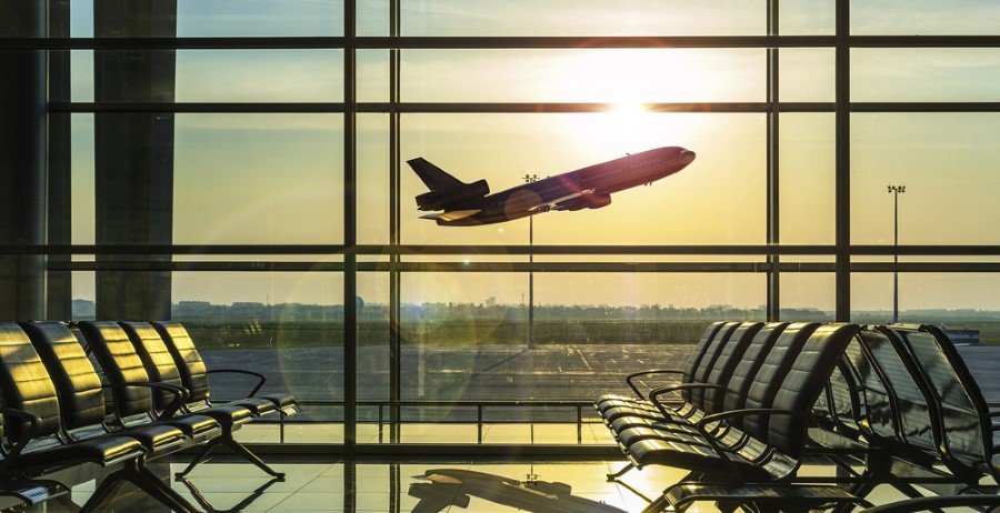 Uçaklar direkt uçmak yerine neden eğri çizerler?</br>Dünya yüzeyi küresel bir eğri olduğu için, iki nokta arasındaki en kısa mesafe de dümdüz yerine eğri bir çizgi olmaktadır. İki boyutlu düzlemde bu çizgilere baktığınızda gerçek en kısa mesafe çizgisi, doğrusal mesafeden çok daha uzun gözükür. Los Angeles ile Ankara arasındaki çizgisel mesafe 13.423 kilometredir. Gerçek en kısa mesafeyi bulmak isterseniz, "Büyük Daire Metodu"nu kullanmanız gerekir. Bunu yaptığınızda karşınıza çıkan mesafe, ilkinden çok daha kısa olan, 11.269 kilometrelik bir mesafedir!