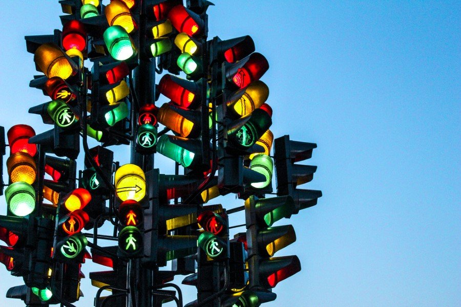 </br>Trafik ışıkları neden kırmızı, sarı ve yeşildir?Trafik ışıkları uygulamasına, önceleri demiryollarının trenleri kontrol için uyguladığı sinyaller örnek alınarak başlandı. Demiryolları idaresi kırmızı rengi 'dur' sinyali olarak seçmişti. Kırmızı renk asırlar boyu tehlikenin, tahribatın simgesi olmuştur. Demiryolları ilk faaliyete geçtiği 1830'lu yıllarda 'ikaz' ışığının rengi yeşil, 'geç' ışığının ise beyazdı. Bir süre sonra beyaz sinyal problem yaratmaya başladı. Beyaz renkli 'geç' sinyali diğer sokak lambaları ile karıştırılabiliyordu. Ama daha da kötüsü 'dur' işaretlerine konulan kırmızı mercekler yerlerinden düşünce ışık beyazlaşıyor, 'geç' sinyali olarak algılanıyor ve kazalara yol açabiliyordu. Sonunda demiryolcular kırmızıyı 'dur', yeşili 'geç' sarı rengi de 'ikaz' sinyali olarak kullanmaya başladılar.