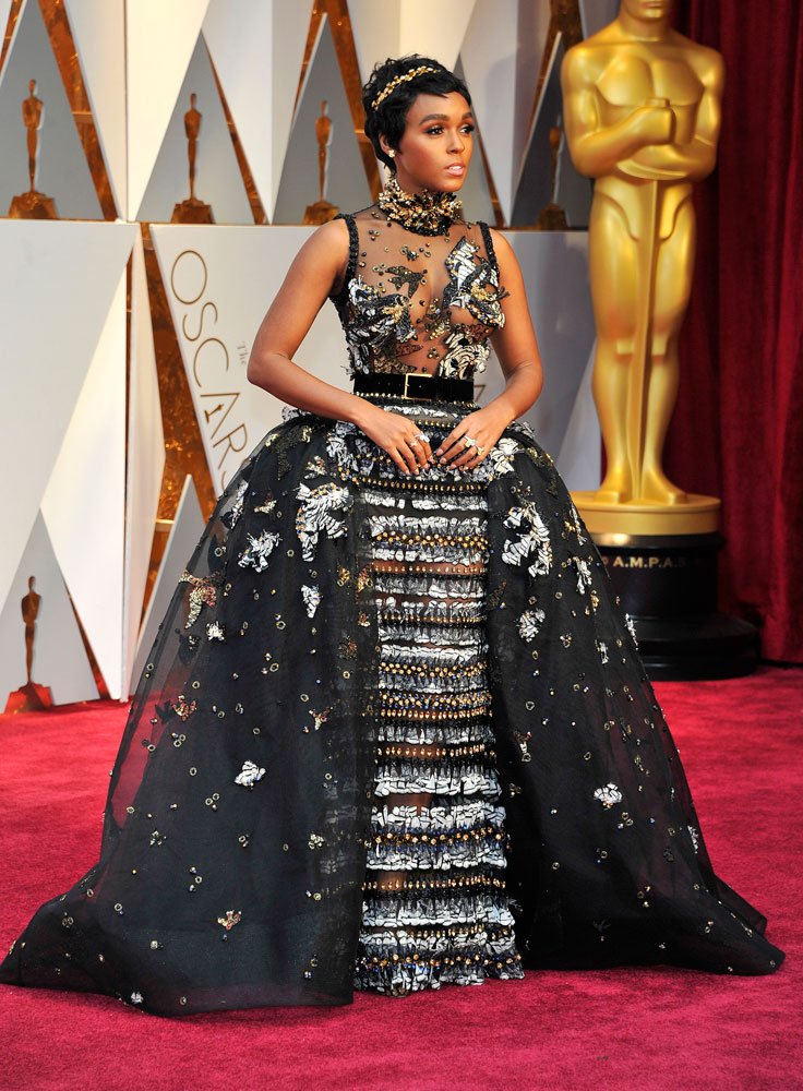 Janelle Monae: Kristal, tüy, payet ve boncuklarla kaplı Elie Saab Couture elbisesi ilk üçe girmeyi başardı.