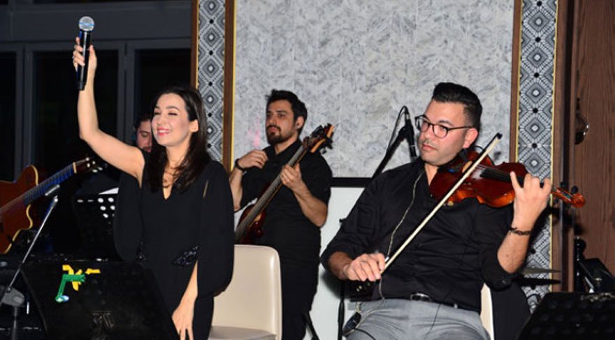 Kayahan’ın 22 senelik hayat arkadaşı İpek Açar nişanlandı