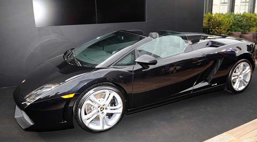 625 bin değerindeki Lamborghini’yi çizdiler!
