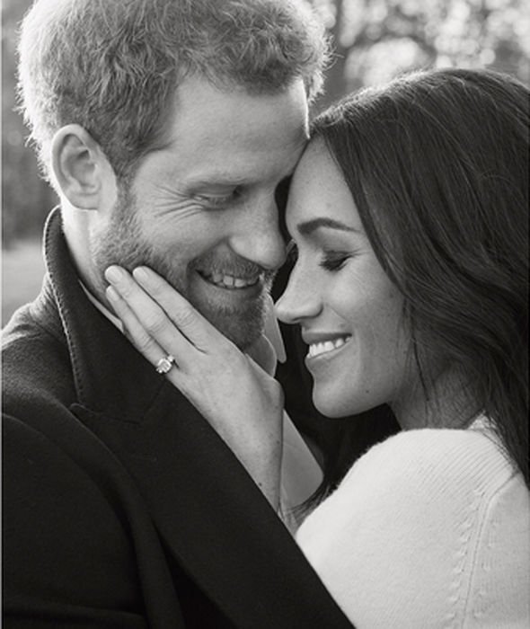 Yakın plan çekilen fotoğrafta ise, Markle bu kez Victoria Beckham'ın 2018 ilkbahar yaz koleksiyonundan bir triko giydi.