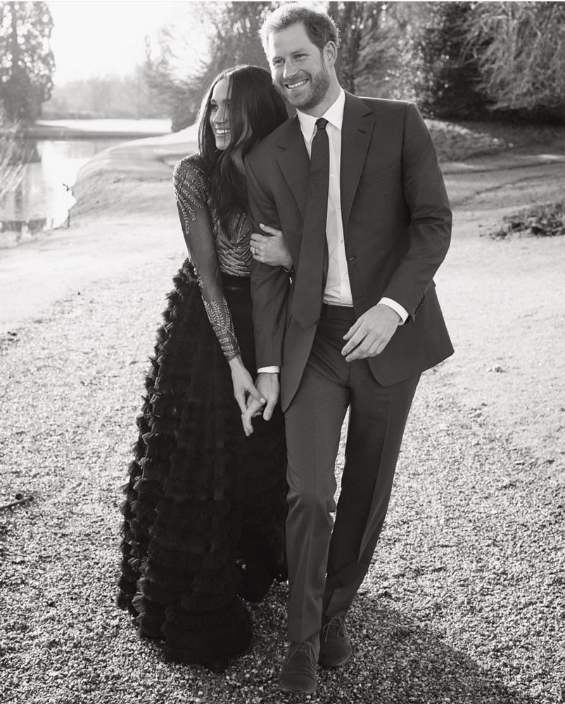 Meghan Markle, bir merdivende oturarak verdikleri pozda, Ralp&Russo'nun 2016-17 sonbahar kış koleksiyonundan, etek kısmı tütü, üst kısmı transparan bir elbise giydi. Siyah ipek tül elbisenin üzerindeki işlemeler, altın ip ile elde işlenmiş ve fiyatı da 3 bin 200 TL.