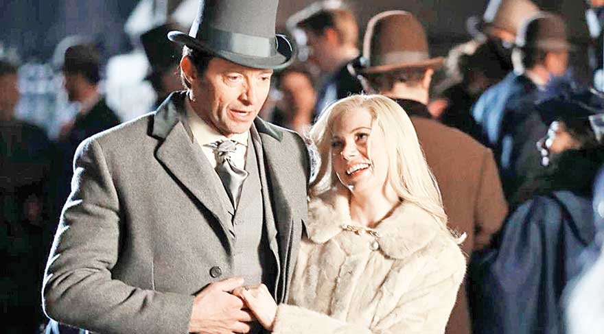 michelle-williams-and-hugh-jackman-on-the-set-of-the-greatest-showman-08
