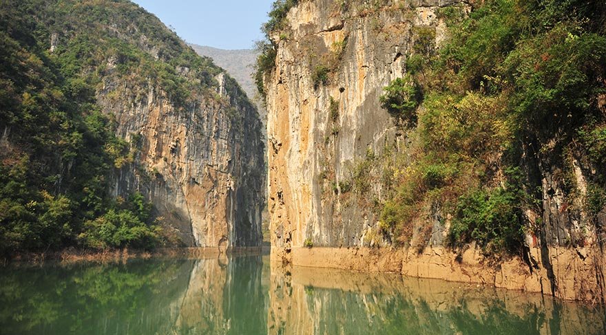 Çin'in Guizhou eyaletinde buluanan Beipanjiang Nehri, aynı zamanda dünaynın en yüksek köprüsüne de ev sahipliği yapıyor.